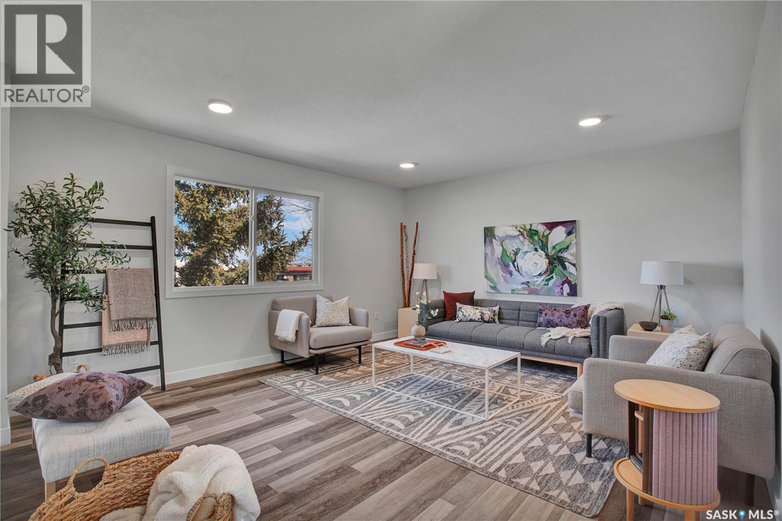 3339 Fairlight Drive, Saskatoon, SK - Indoor Photo Showing Living Room
