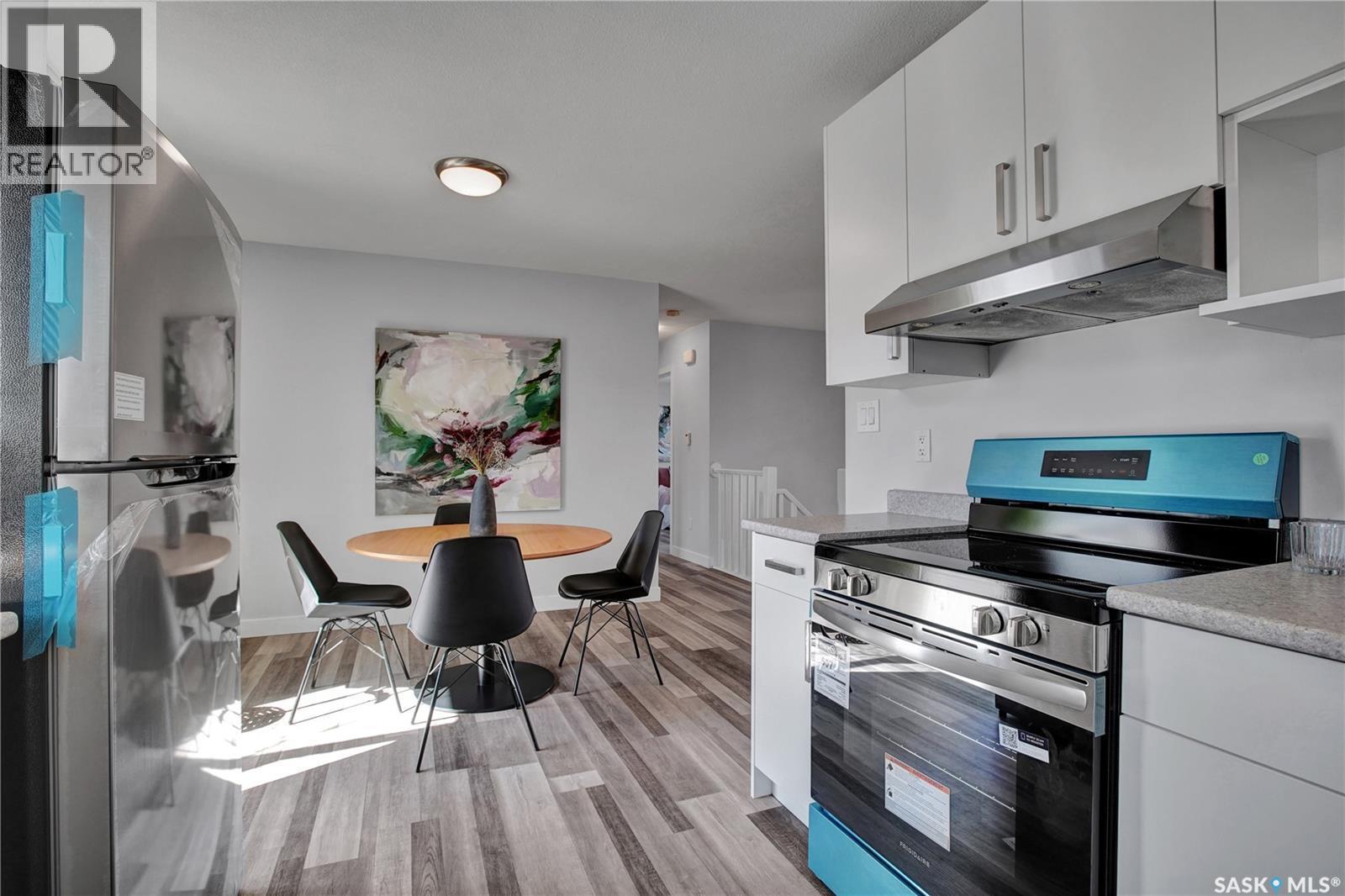 3339 Fairlight Drive, Saskatoon, SK - Indoor Photo Showing Kitchen