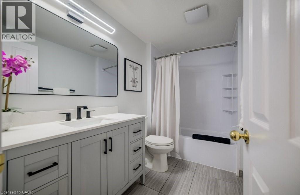 2nd floor full Bath - 255 Highbrook Crescent, Kitchener, ON - Indoor Photo Showing Bathroom