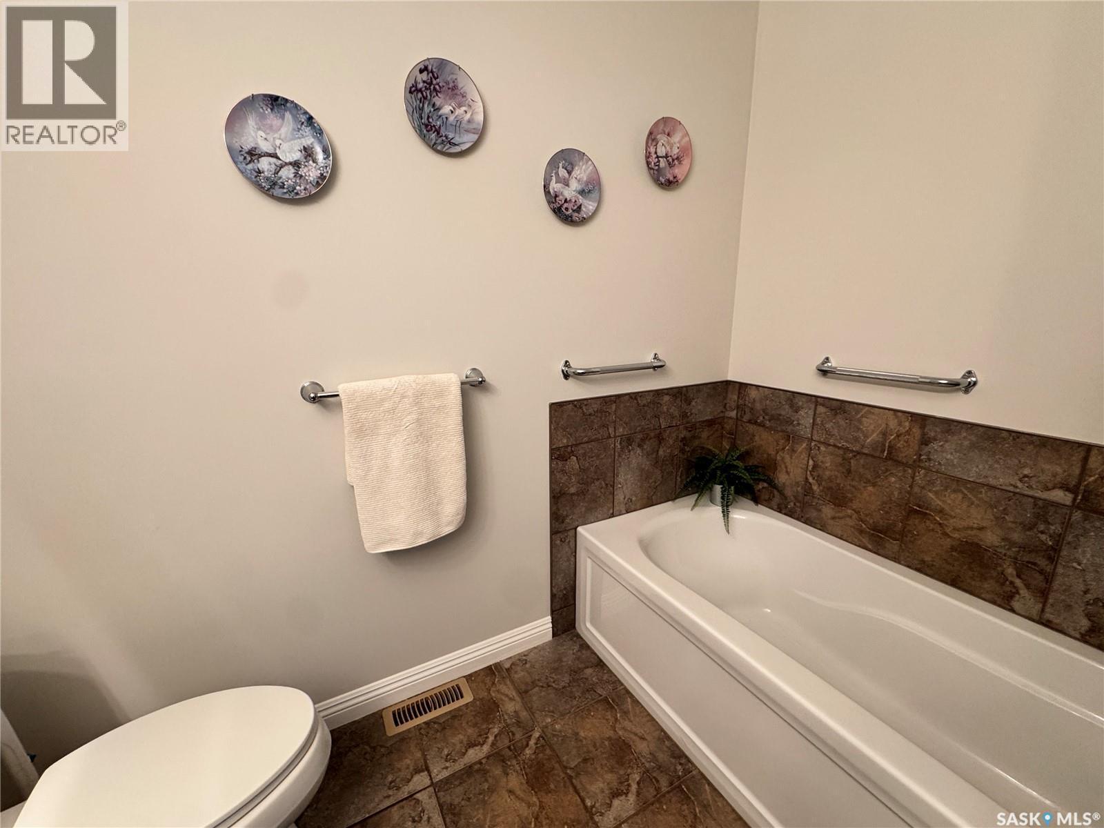 218 5Th Avenue E, Biggar, SK - Indoor Photo Showing Bathroom