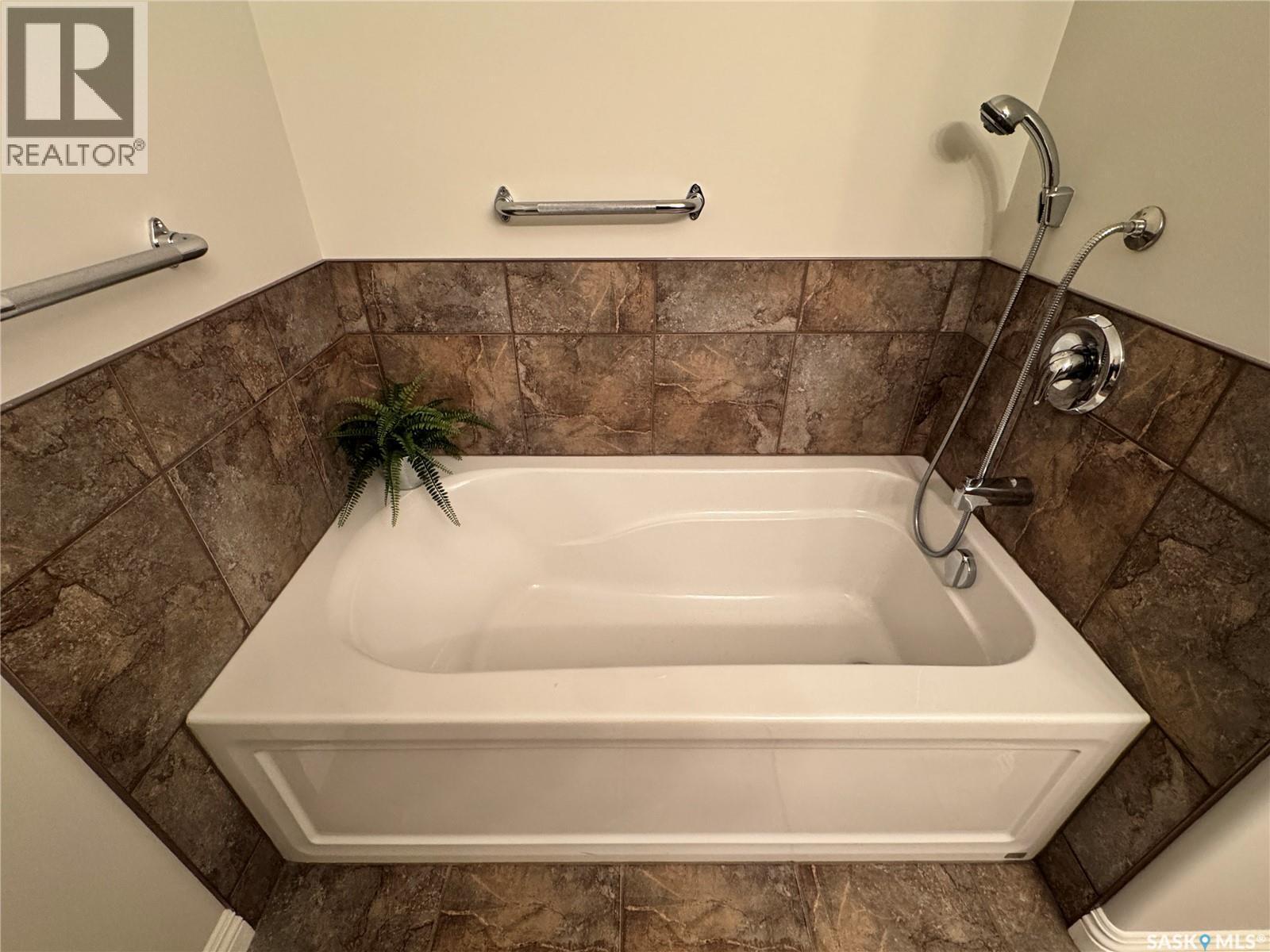 218 5Th Avenue E, Biggar, SK - Indoor Photo Showing Bathroom