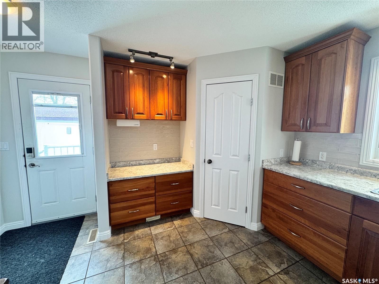 218 5Th Avenue E, Biggar, SK - Indoor