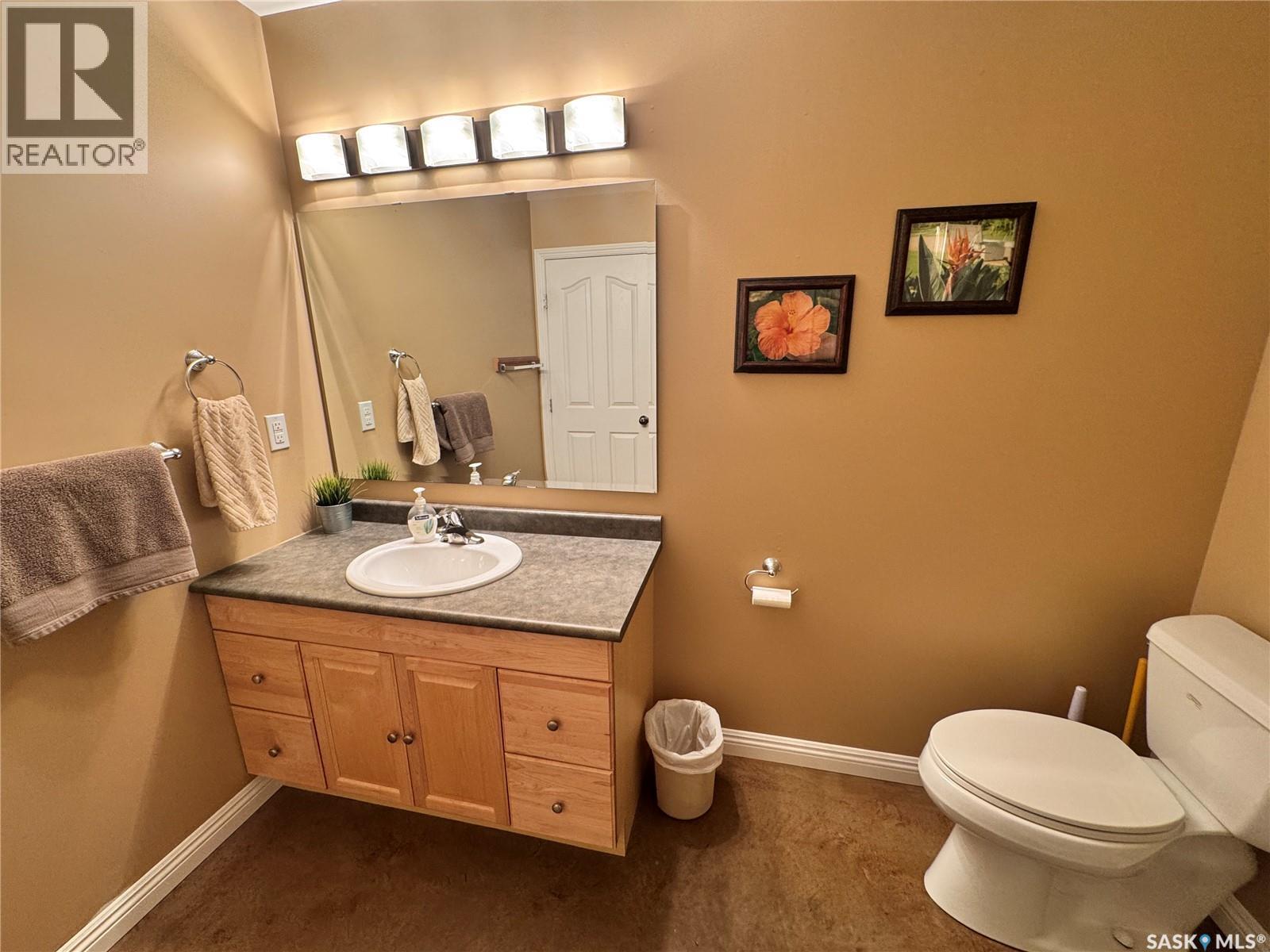 218 5Th Avenue E, Biggar, SK - Indoor Photo Showing Bathroom