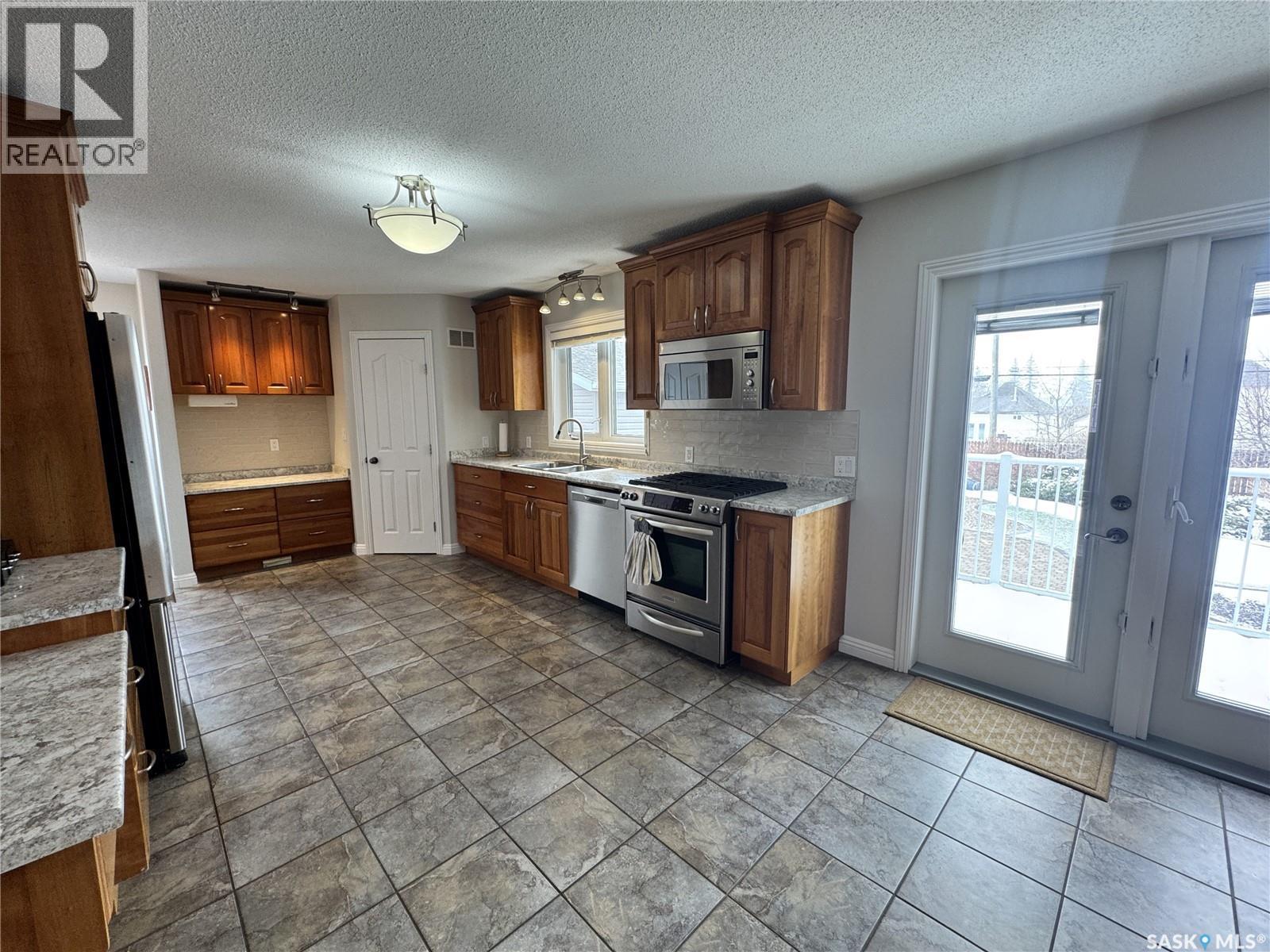 218 5Th Avenue E, Biggar, SK - Indoor Photo Showing Kitchen With Double Sink
