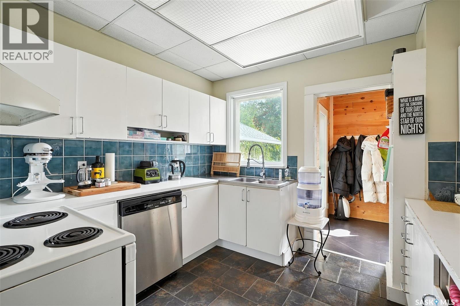1009 Mcpherson Avenue, Saskatoon, SK - Indoor Photo Showing Kitchen With Double Sink