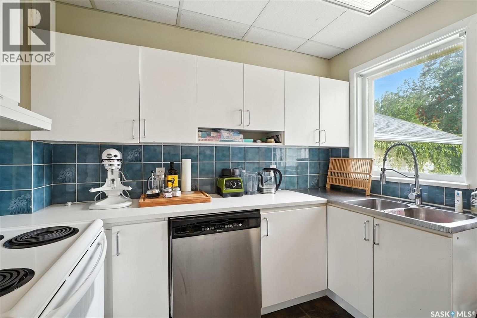 1009 Mcpherson Avenue, Saskatoon, SK - Indoor Photo Showing Kitchen With Double Sink