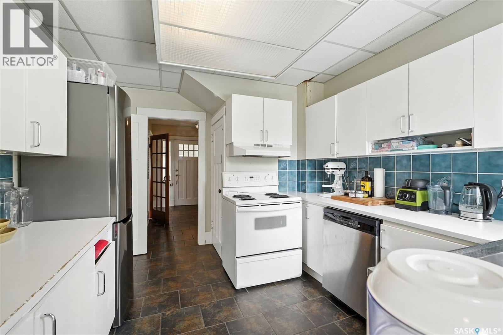 1009 Mcpherson Avenue, Saskatoon, SK - Indoor Photo Showing Kitchen