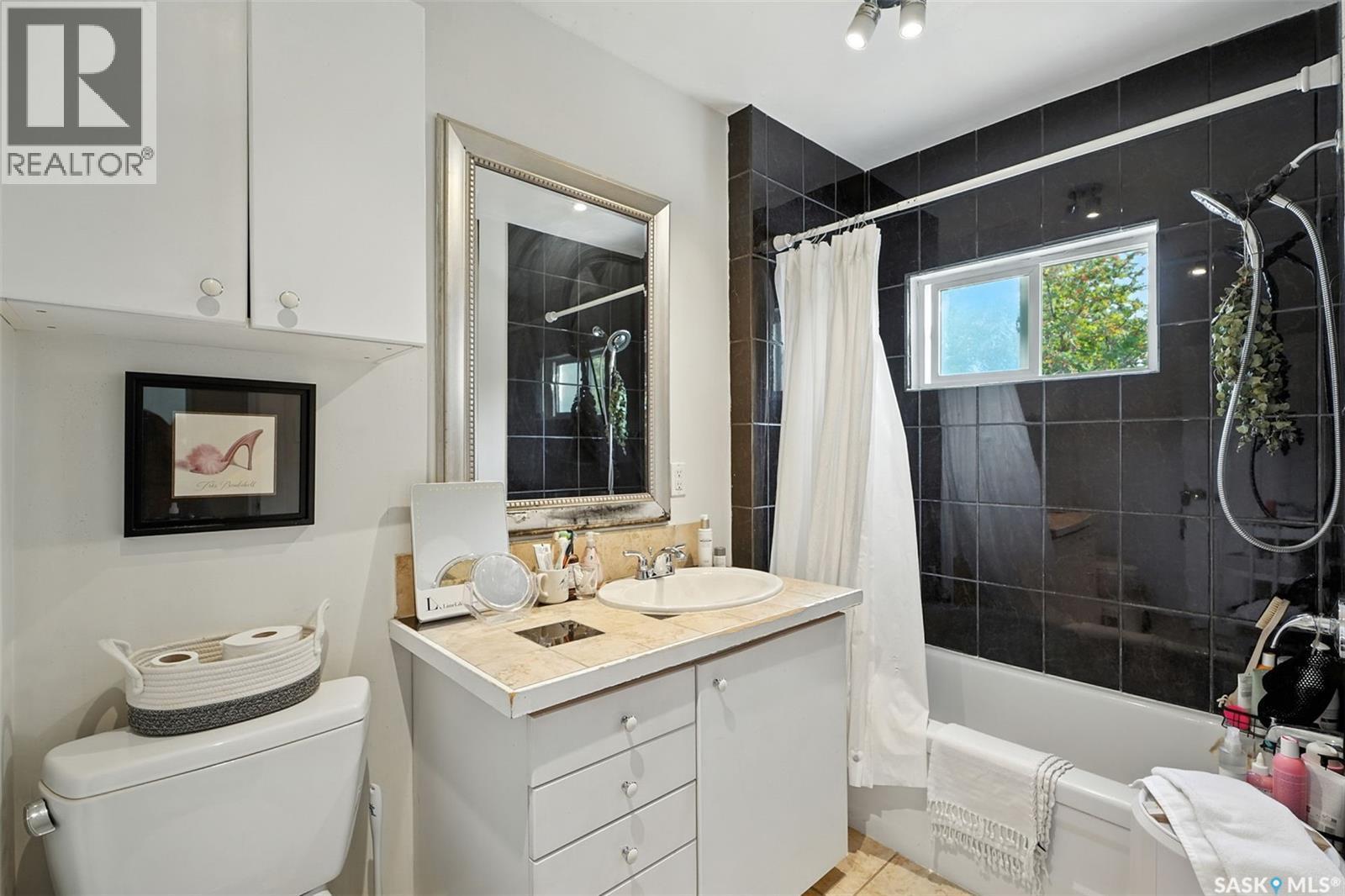 1009 Mcpherson Avenue, Saskatoon, SK - Indoor Photo Showing Bathroom