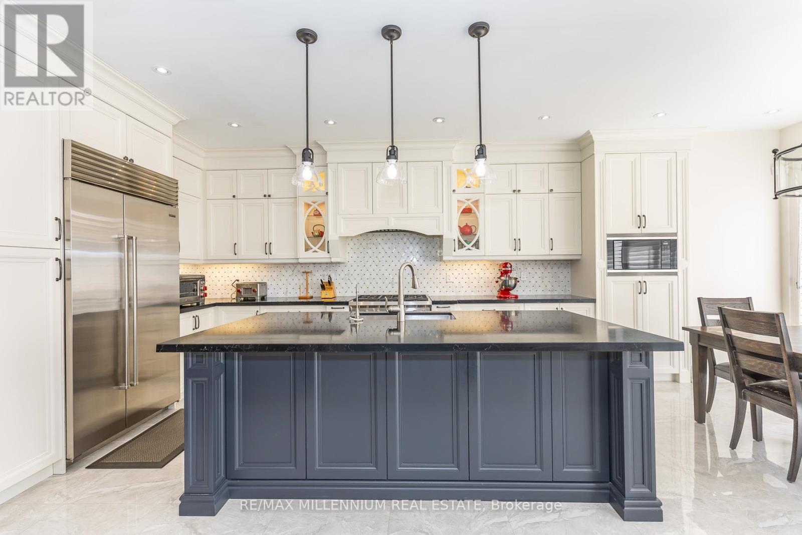 11 Algoma Drive, Vaughan, ON - Indoor Photo Showing Kitchen With Upgraded Kitchen