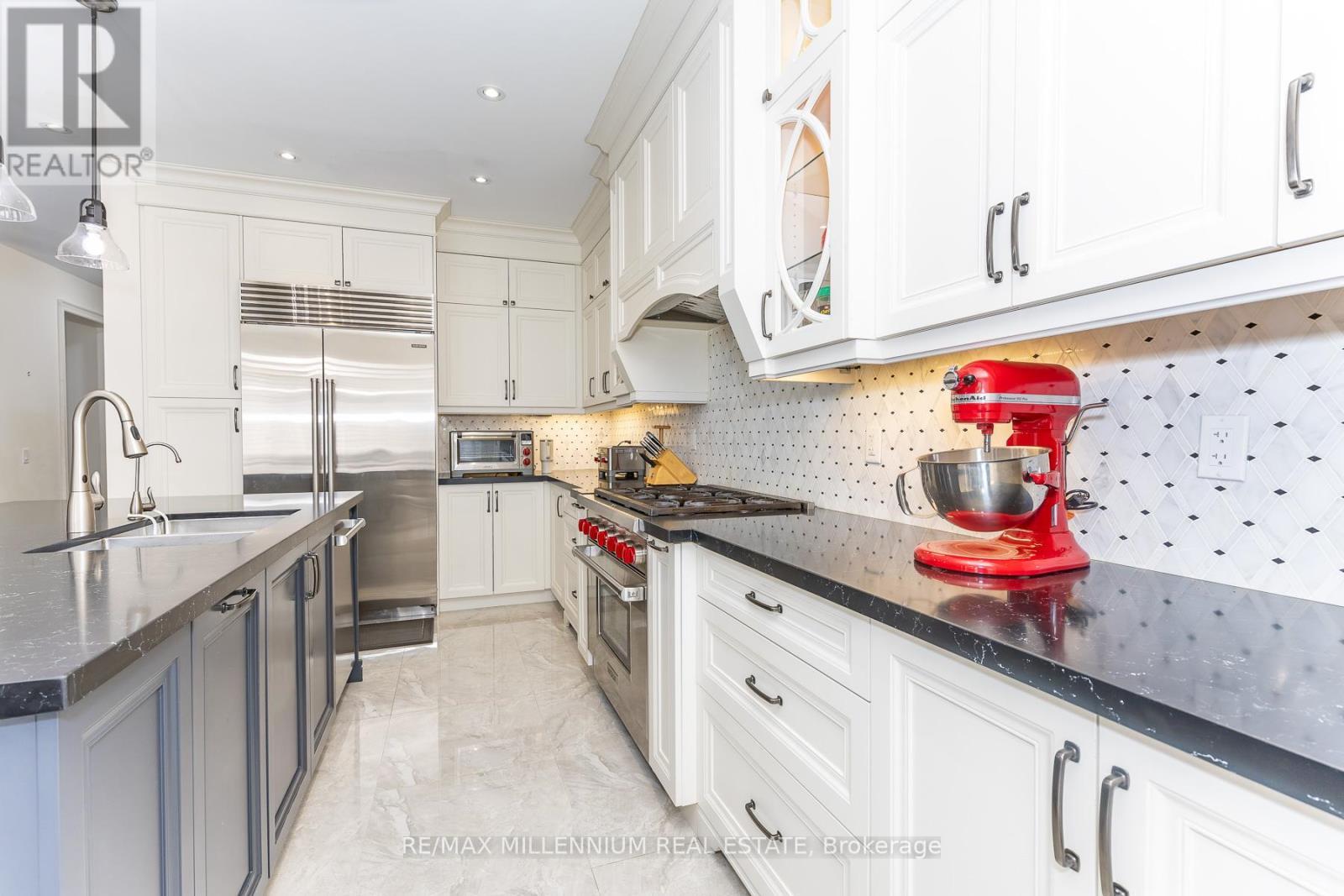 11 Algoma Drive, Vaughan, ON - Indoor Photo Showing Kitchen With Upgraded Kitchen