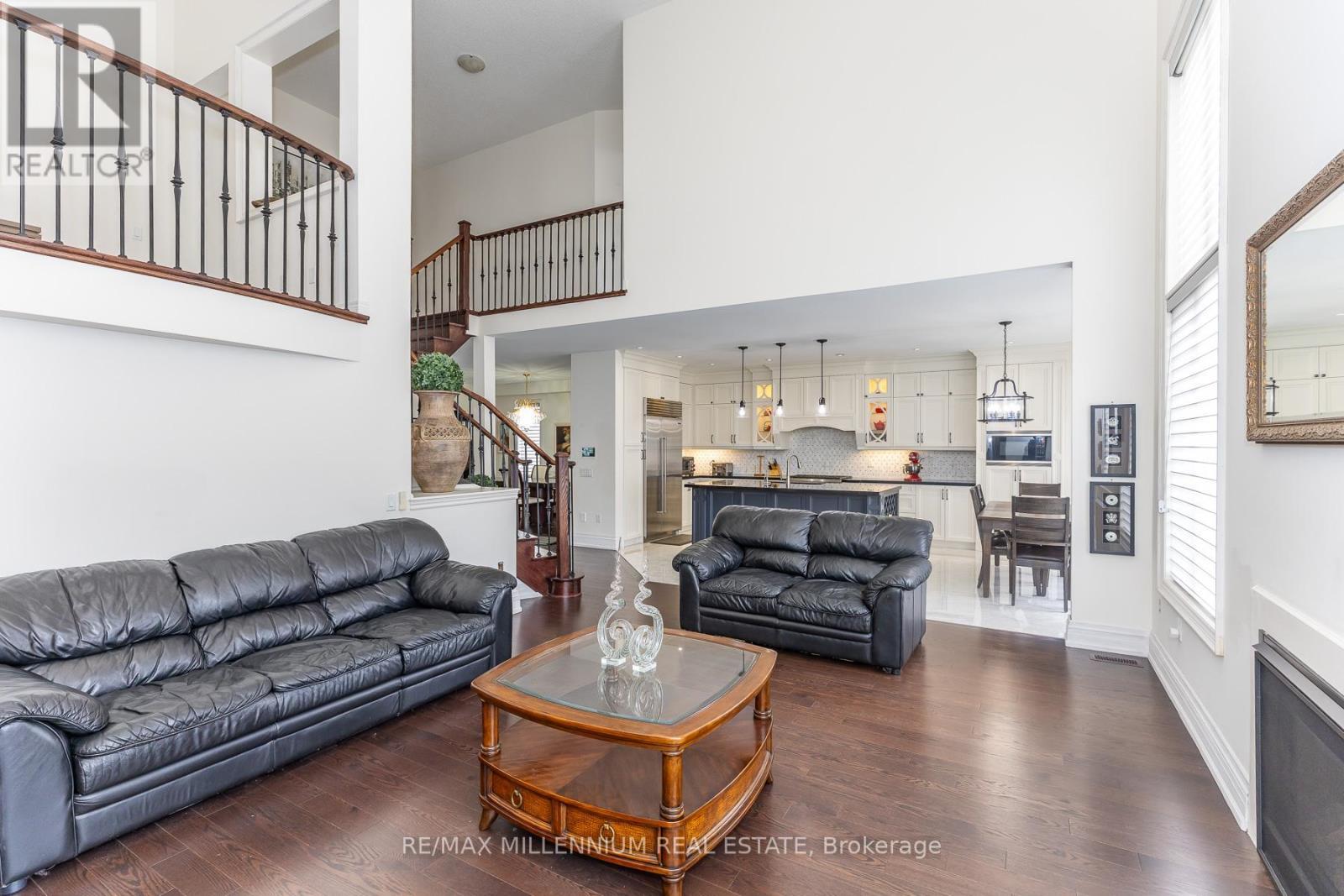 11 Algoma Drive, Vaughan, ON - Indoor Photo Showing Living Room