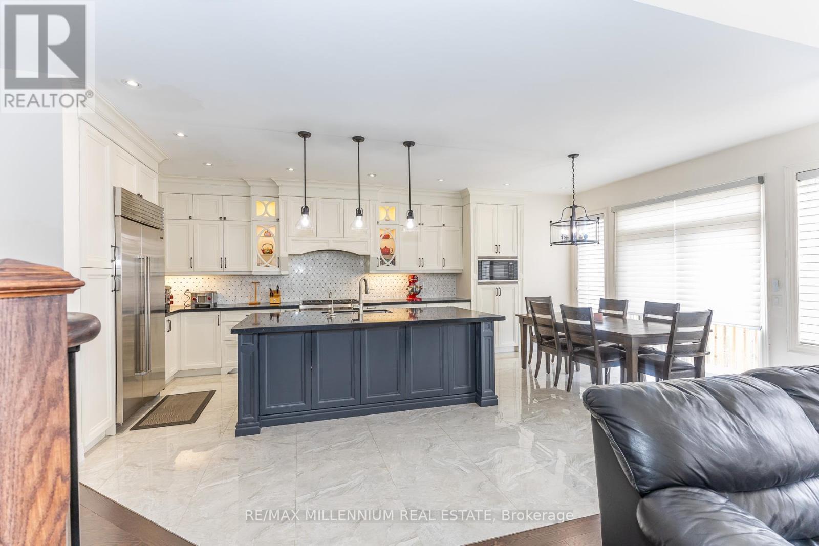 11 Algoma Drive, Vaughan, ON - Indoor Photo Showing Kitchen With Upgraded Kitchen
