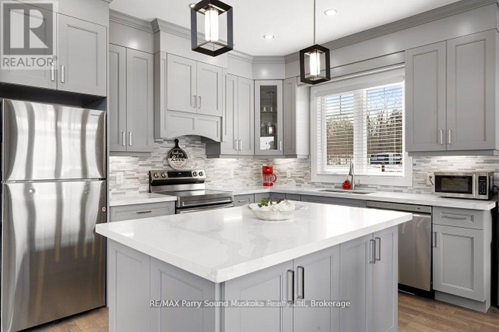 730 124 Highway, Mckellar, ON - Indoor Photo Showing Kitchen With Upgraded Kitchen