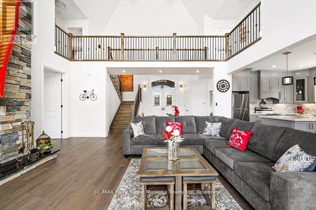 730 124 Highway, Mckellar, ON - Indoor Photo Showing Living Room
