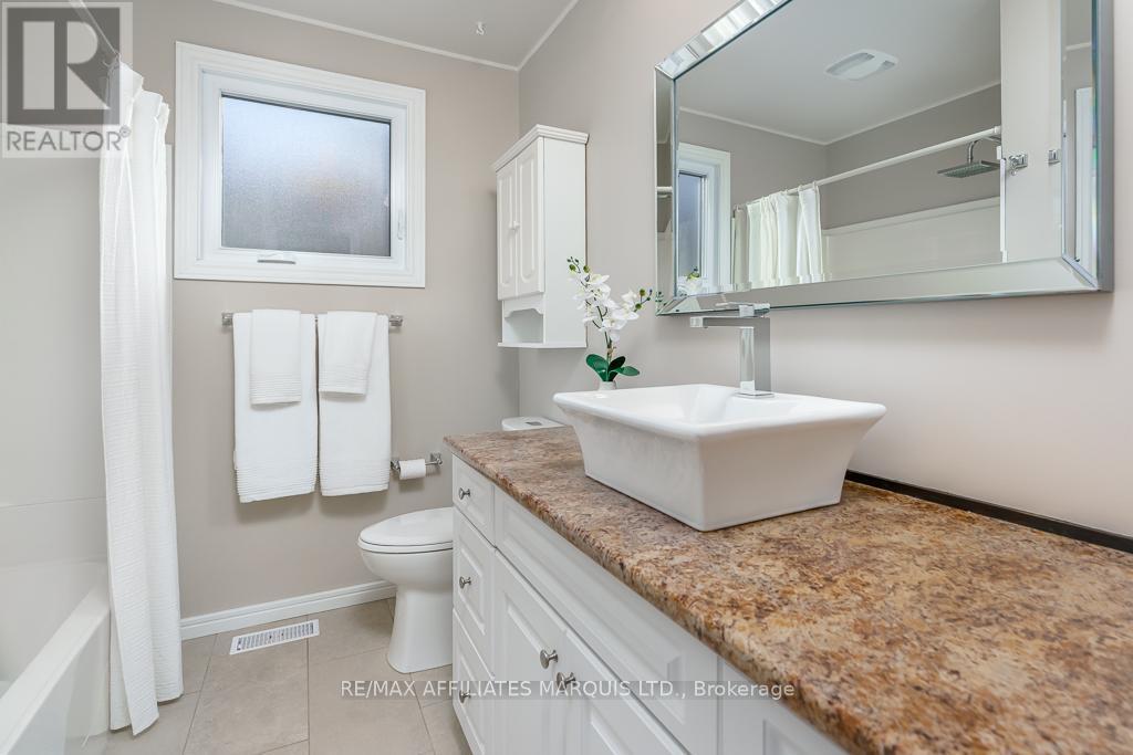 Main Floor Washroom - 1503 Second Street E, Cornwall, ON - Indoor Photo Showing Bathroom