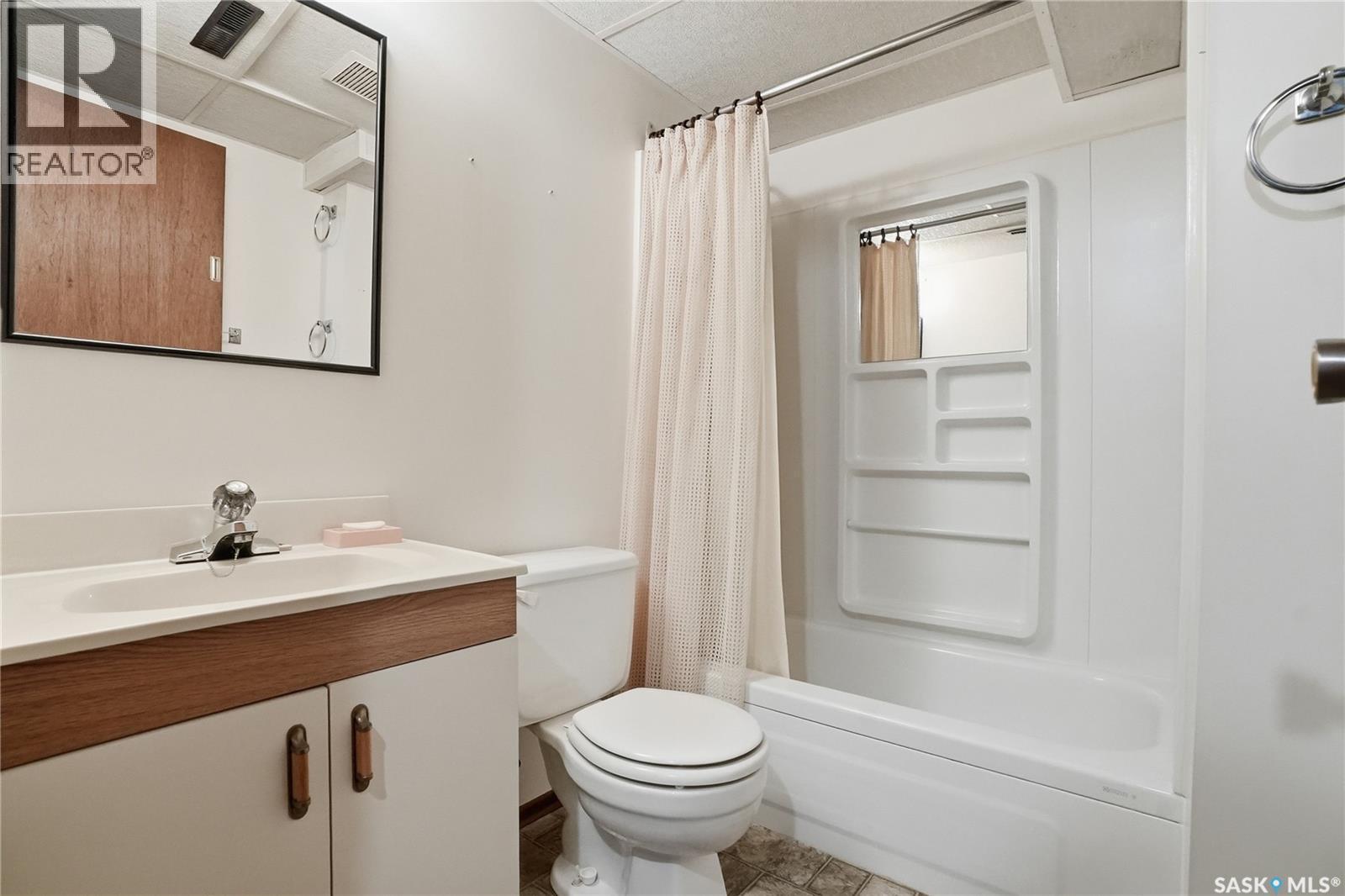 4 Malta Crescent, Saskatoon, SK - Indoor Photo Showing Bathroom