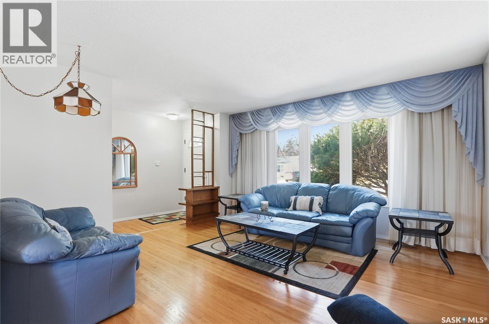 4 Malta Crescent, Saskatoon, SK - Indoor Photo Showing Living Room