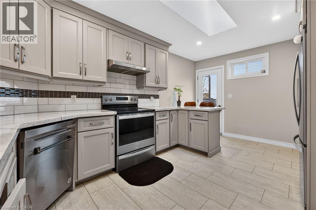 6 Kintyre Court, Caledonia, ON - Indoor Photo Showing Kitchen