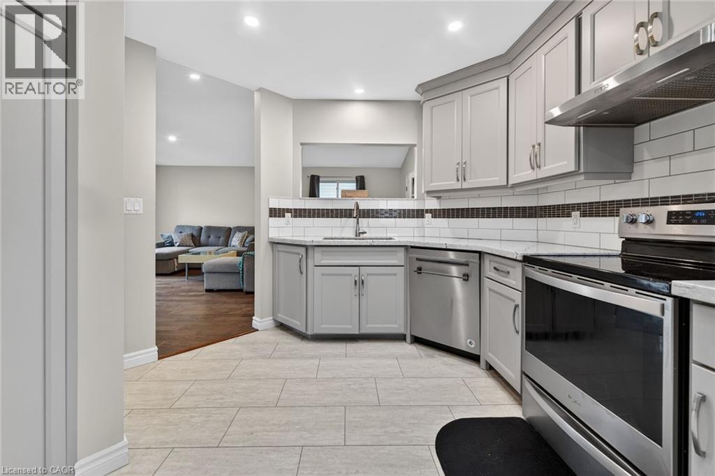 6 Kintyre Court, Caledonia, ON - Indoor Photo Showing Kitchen
