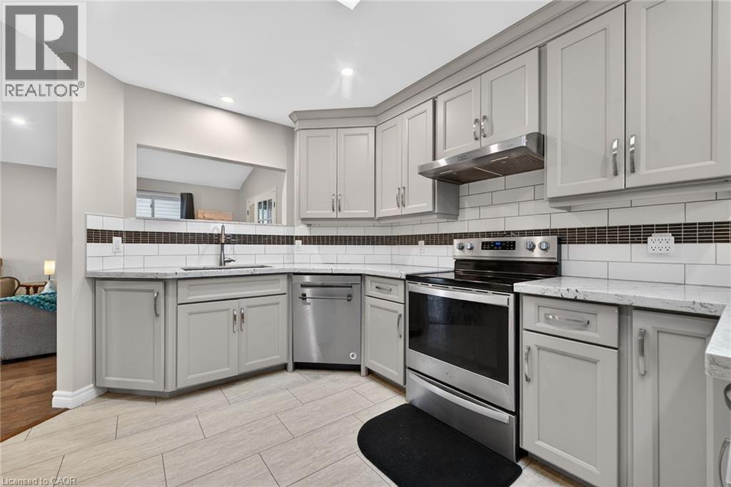 6 Kintyre Court, Caledonia, ON - Indoor Photo Showing Kitchen