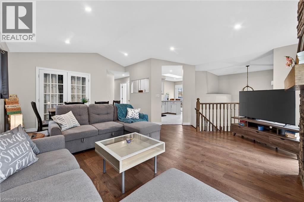 6 Kintyre Court, Caledonia, ON - Indoor Photo Showing Living Room