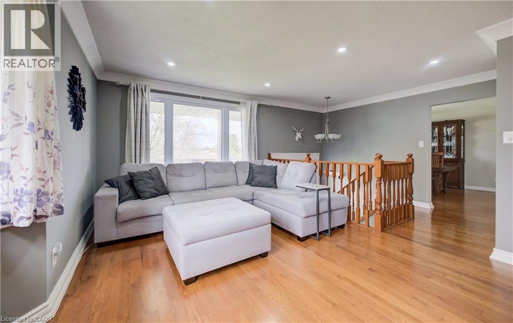 4 Ronald Road, Cambridge, ON - Indoor Photo Showing Living Room