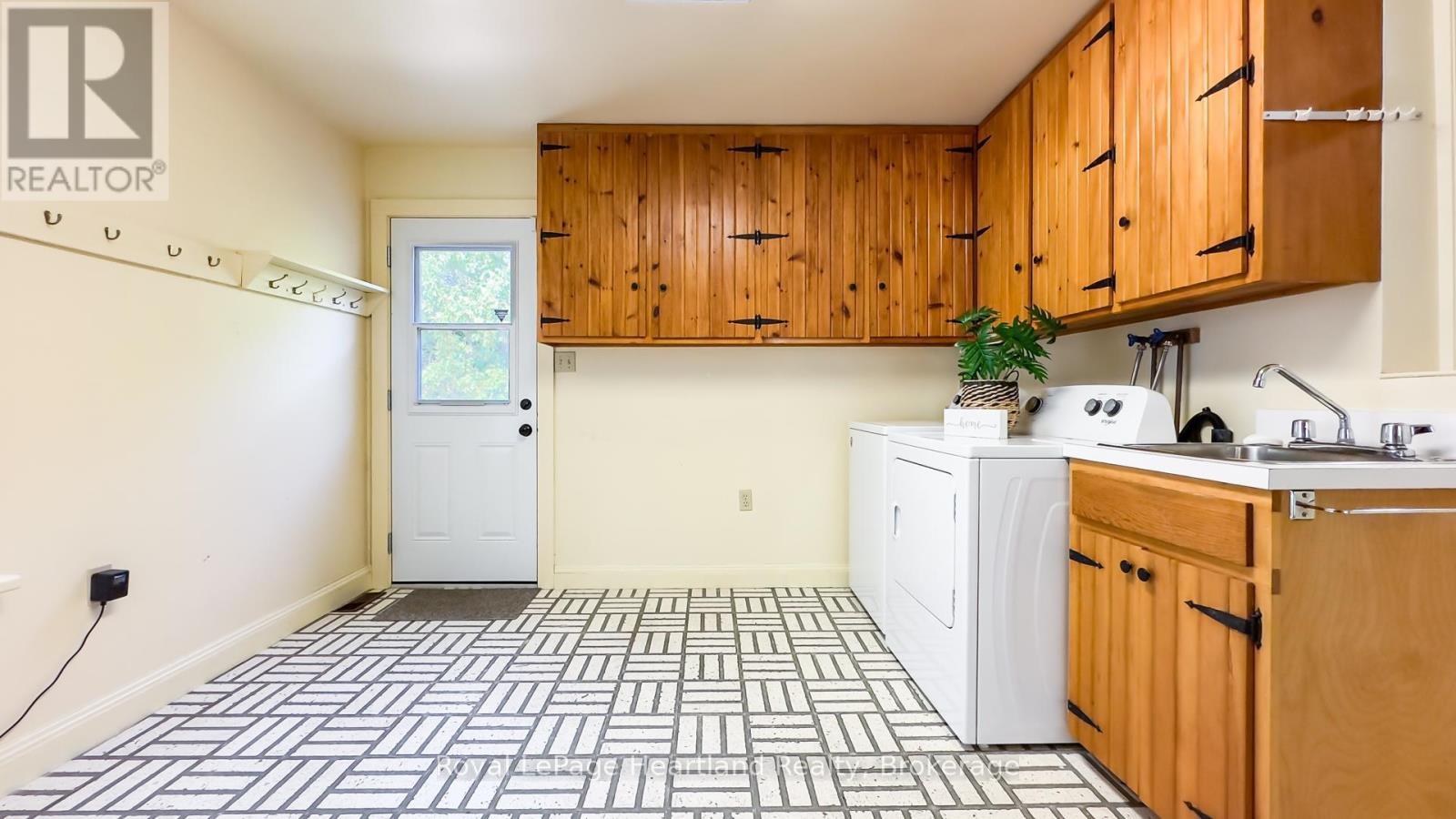 25 Wellington Street N, Goderich (Goderich (Town)), ON - Indoor Photo Showing Laundry Room