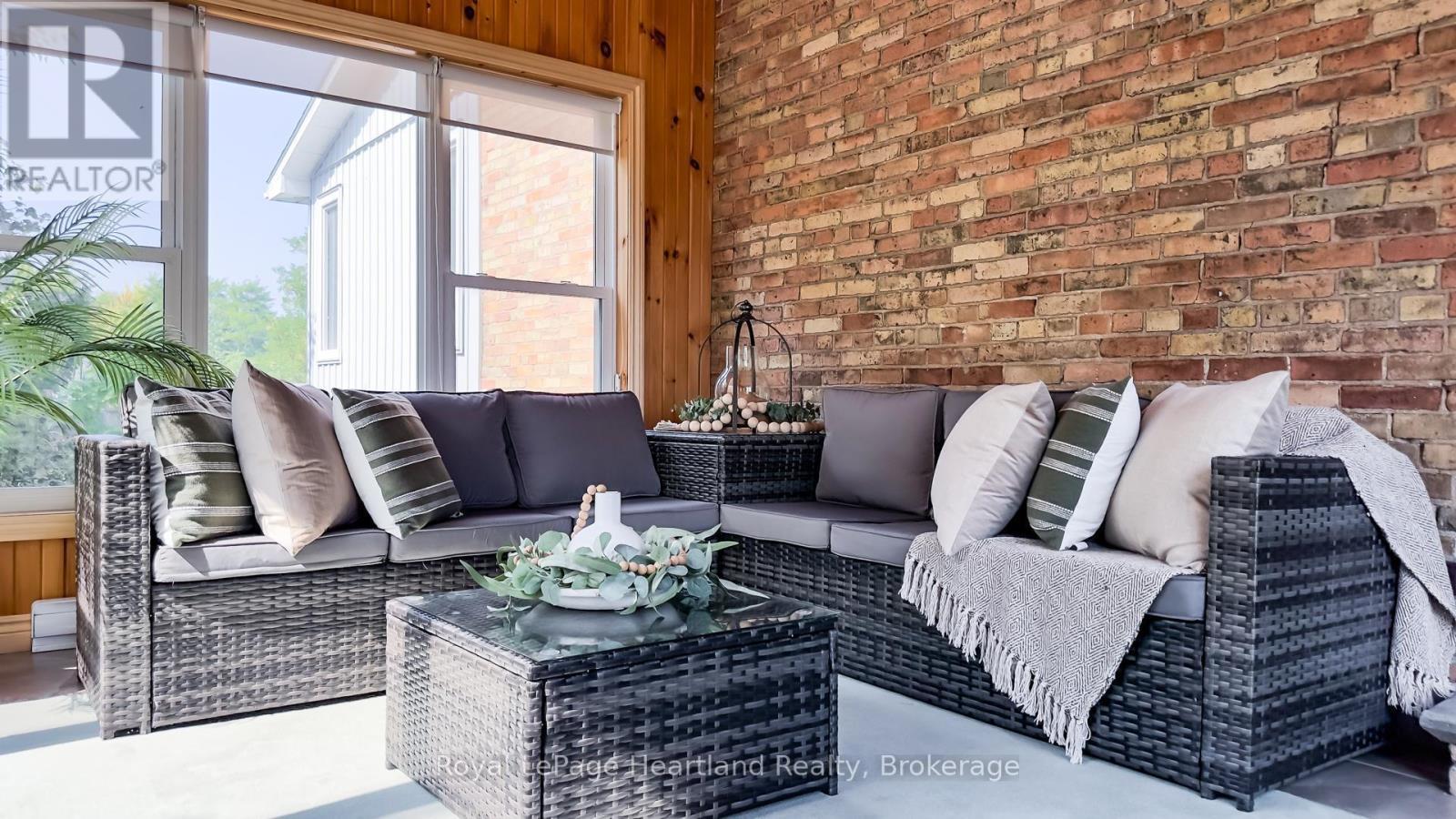 25 Wellington Street N, Goderich (Goderich (Town)), ON - Indoor Photo Showing Living Room