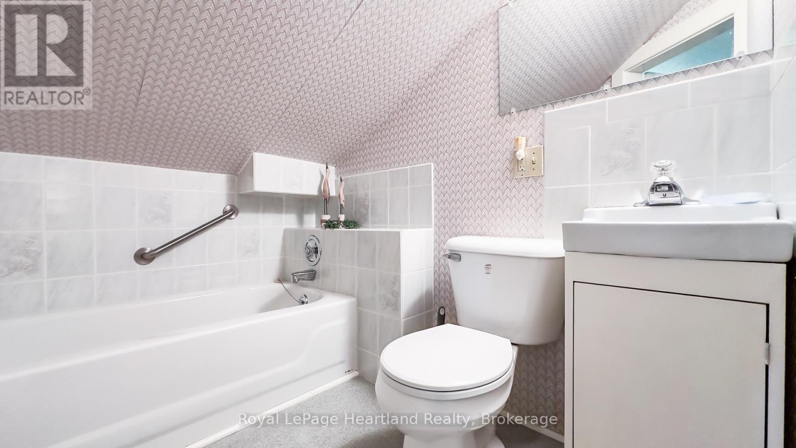 25 Wellington Street N, Goderich (Goderich (Town)), ON - Indoor Photo Showing Bathroom