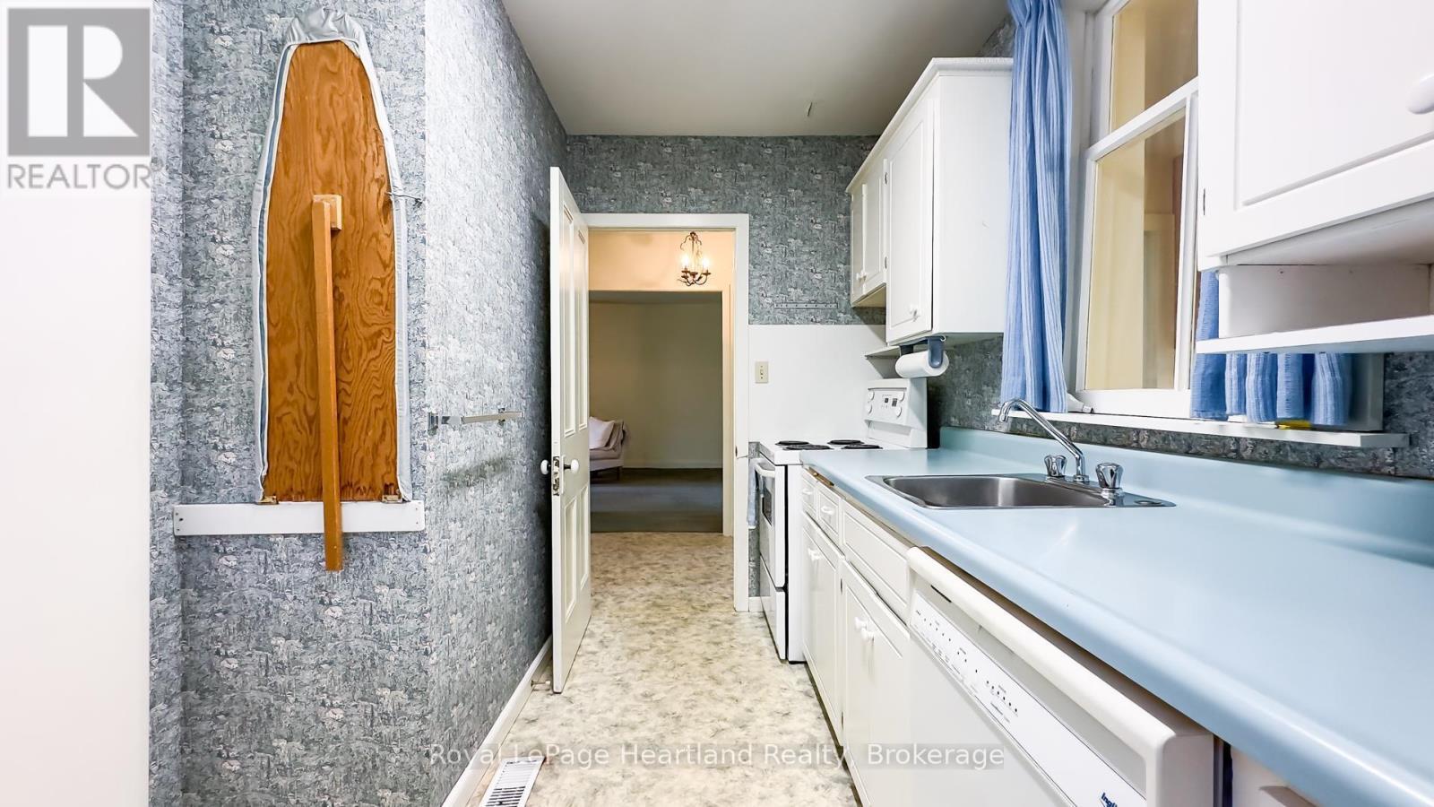 25 Wellington Street N, Goderich (Goderich (Town)), ON - Indoor Photo Showing Kitchen