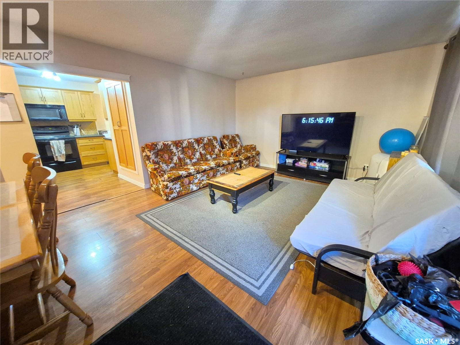 1118 Park Avenue, Weyburn, SK - Indoor Photo Showing Living Room