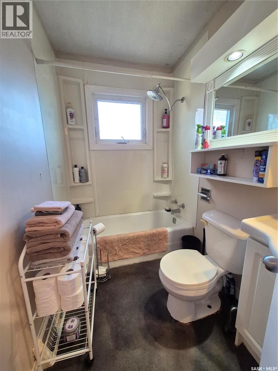 1118 Park Avenue, Weyburn, SK - Indoor Photo Showing Bathroom