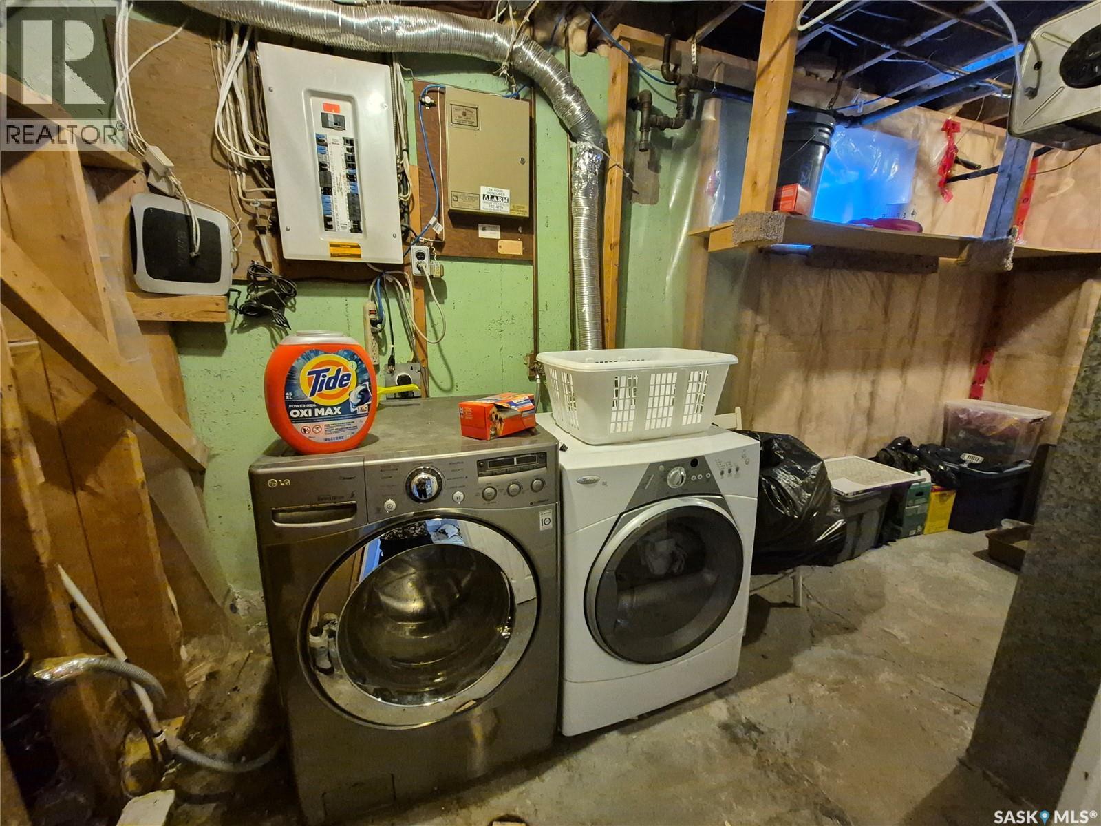 1118 Park Avenue, Weyburn, SK - Indoor Photo Showing Laundry Room