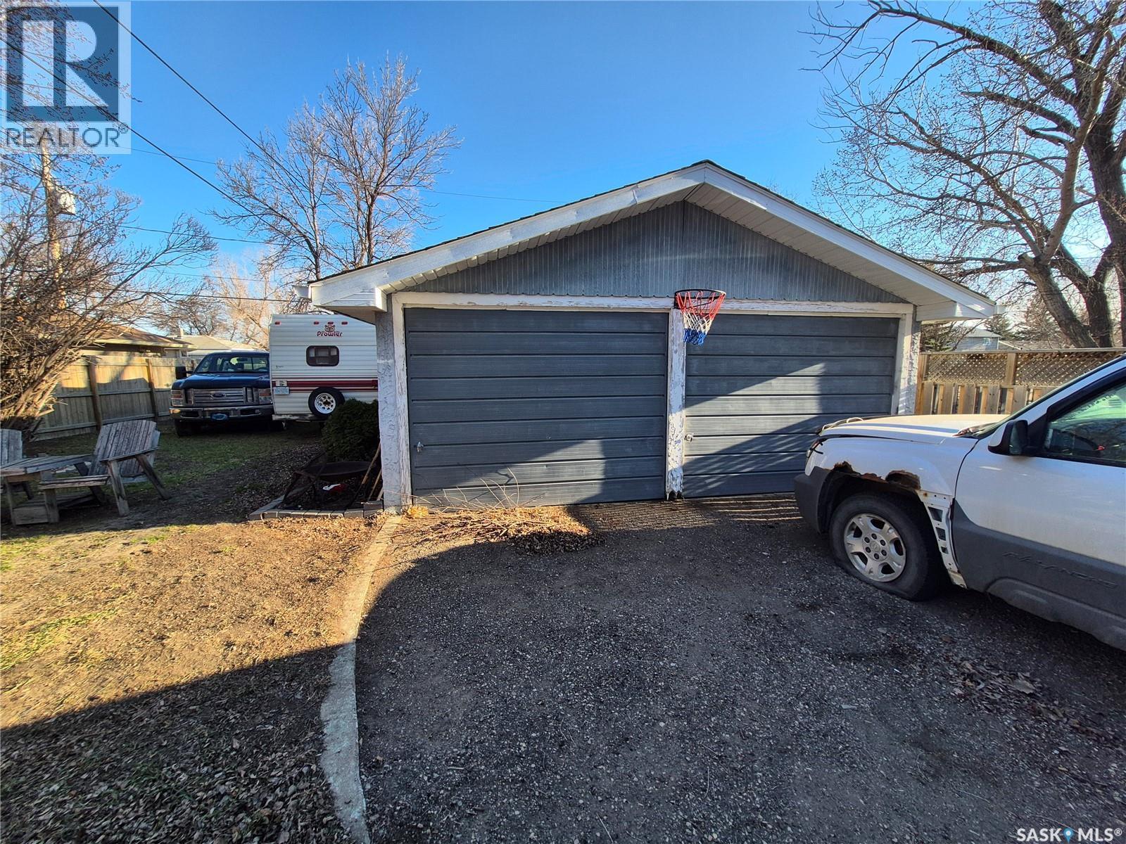 1118 Park Avenue, Weyburn, SK - Outdoor