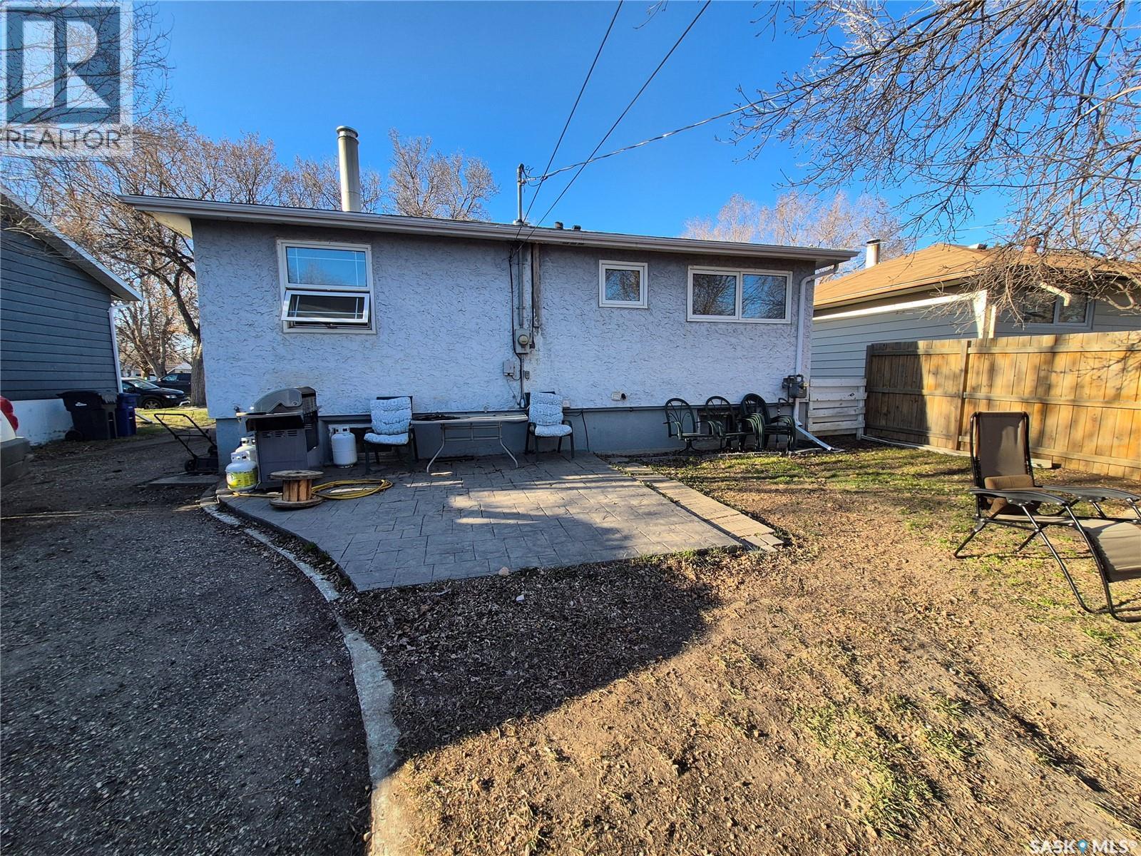 1118 Park Avenue, Weyburn, SK - Outdoor