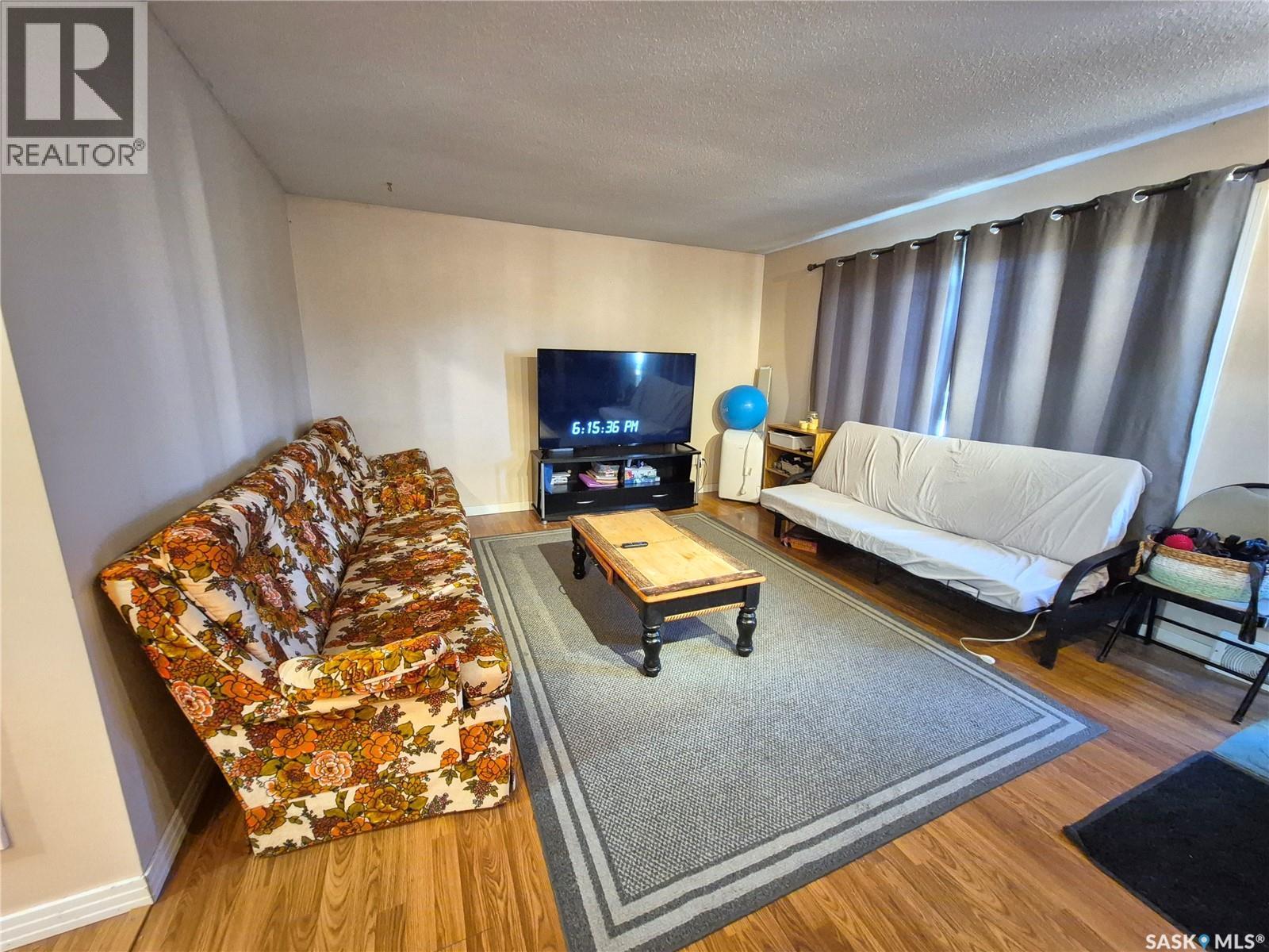 1118 Park Avenue, Weyburn, SK - Indoor Photo Showing Living Room