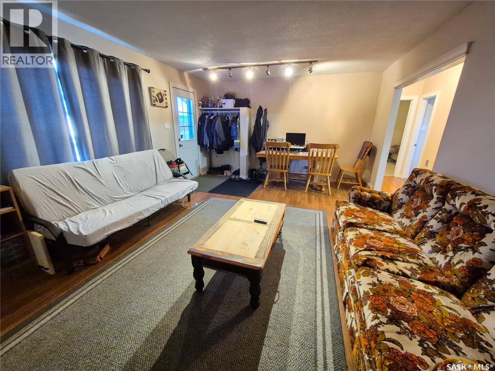 1118 Park Avenue, Weyburn, SK - Indoor Photo Showing Living Room