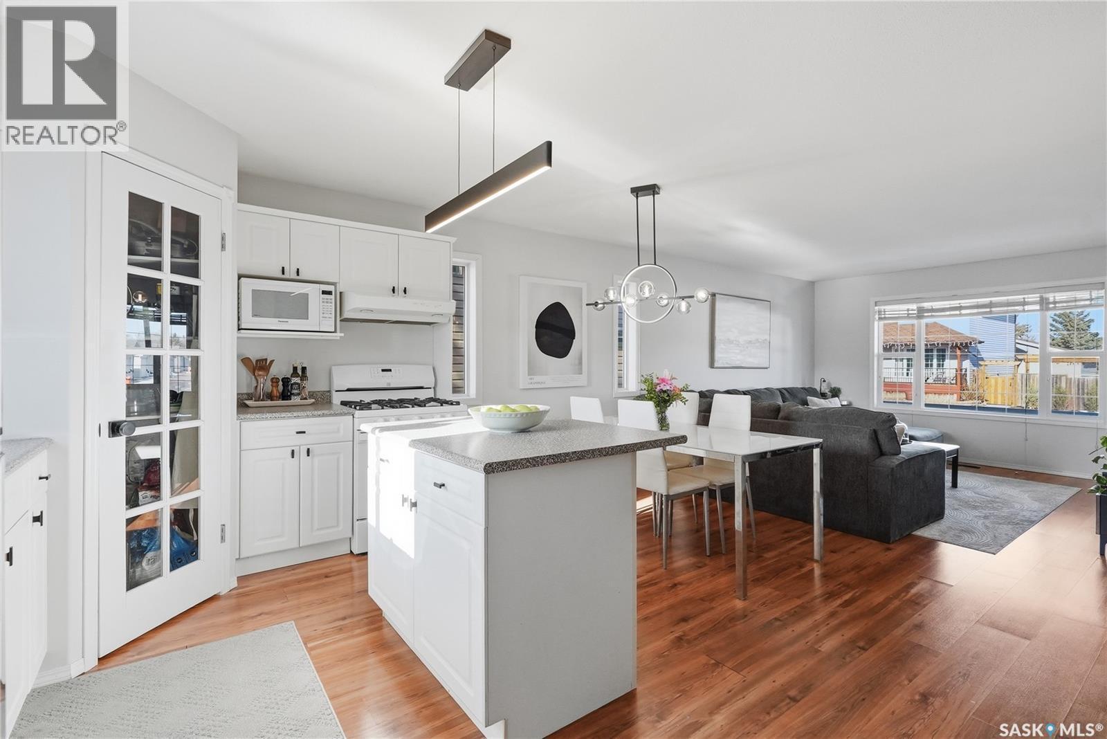 719 Rutherford Lane, Saskatoon, SK - Indoor Photo Showing Kitchen