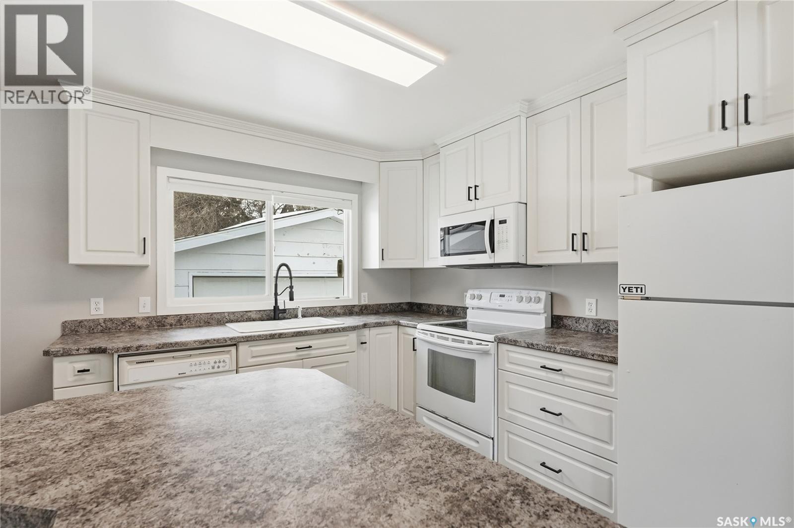 1604 Preston Avenue S, Saskatoon, SK - Indoor Photo Showing Kitchen