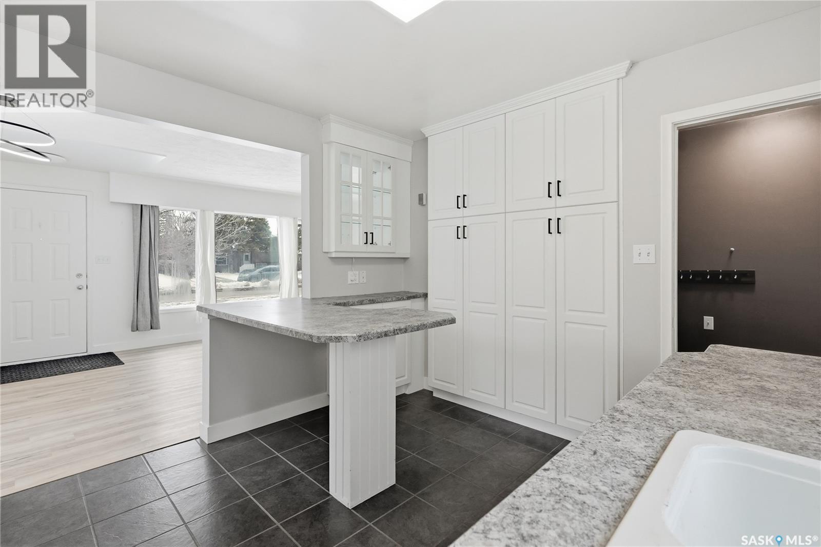 1604 Preston Avenue S, Saskatoon, SK - Indoor