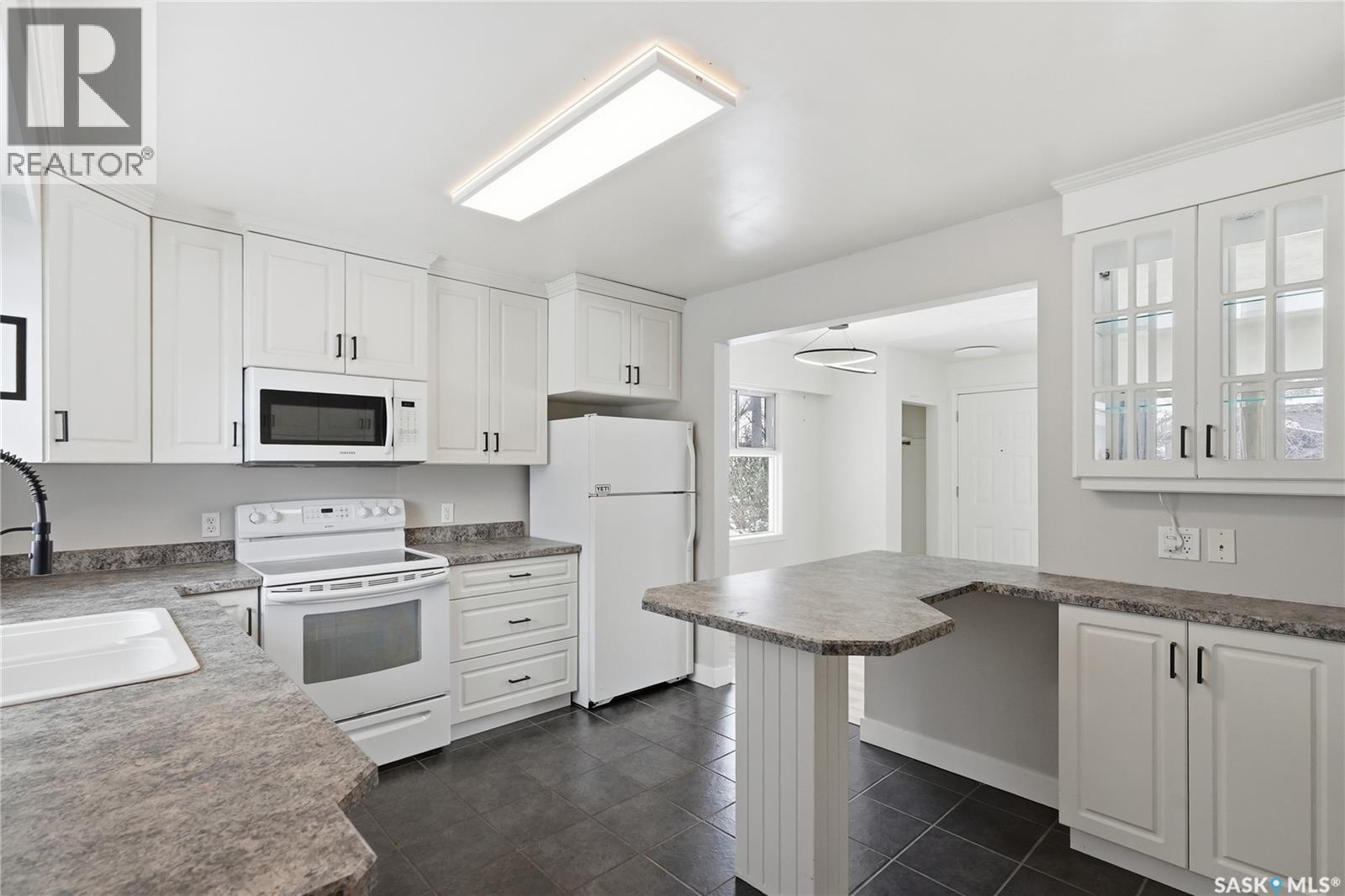 1604 Preston Avenue S, Saskatoon, SK - Indoor Photo Showing Kitchen With Double Sink