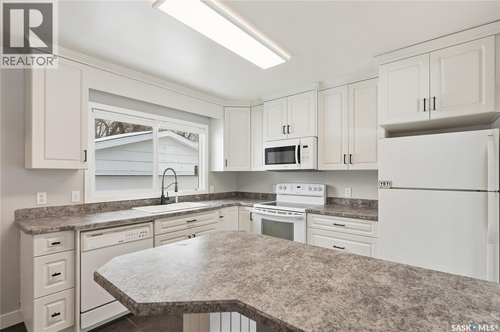 1604 Preston Avenue S, Saskatoon, SK - Indoor Photo Showing Kitchen