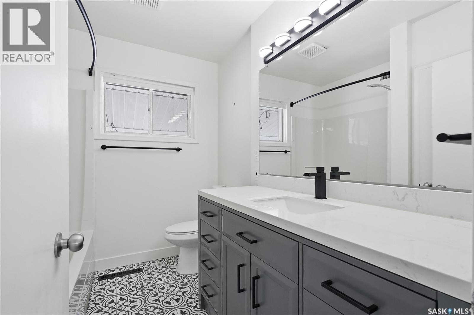 1604 Preston Avenue S, Saskatoon, SK - Indoor Photo Showing Bathroom