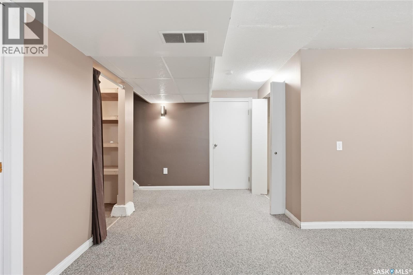 1604 Preston Avenue S, Saskatoon, SK - Indoor