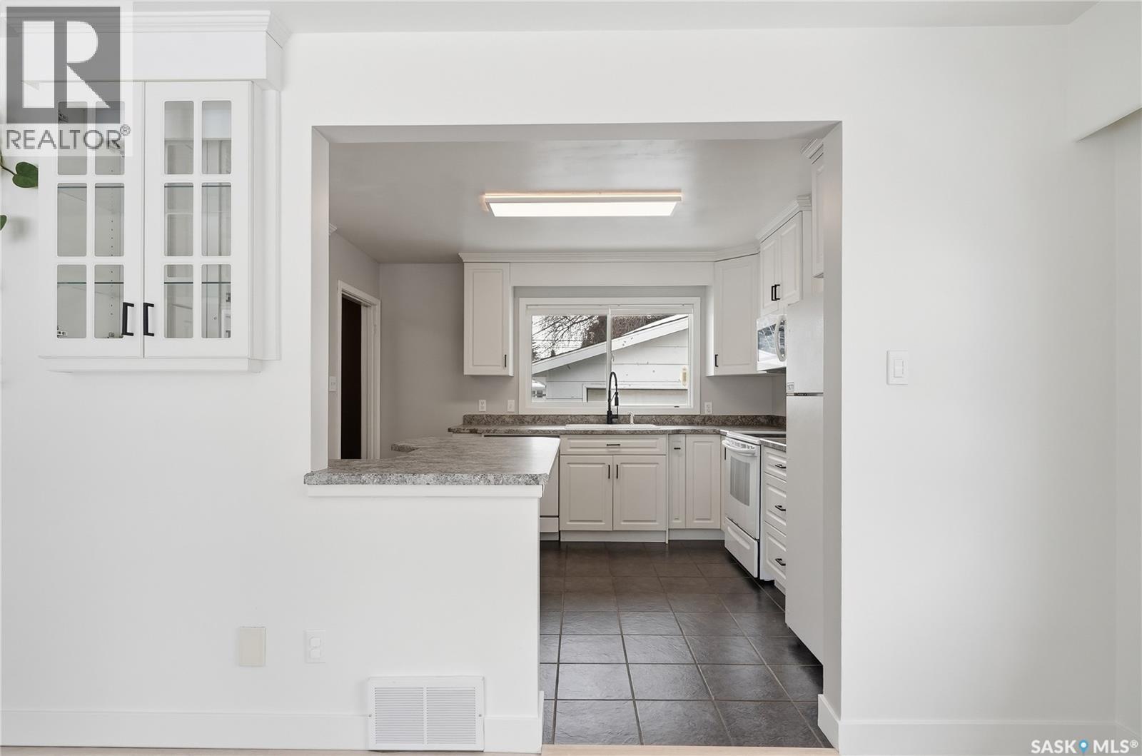 1604 Preston Avenue S, Saskatoon, SK - Indoor Photo Showing Kitchen