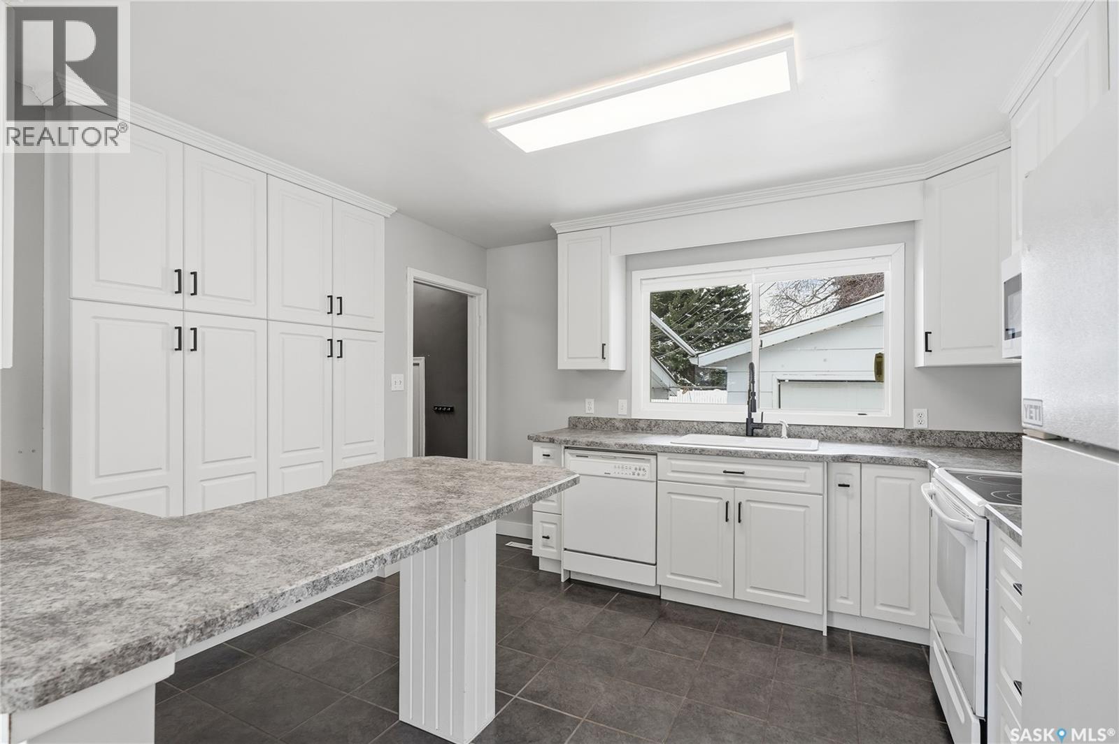 1604 Preston Avenue S, Saskatoon, SK - Indoor Photo Showing Kitchen With Upgraded Kitchen