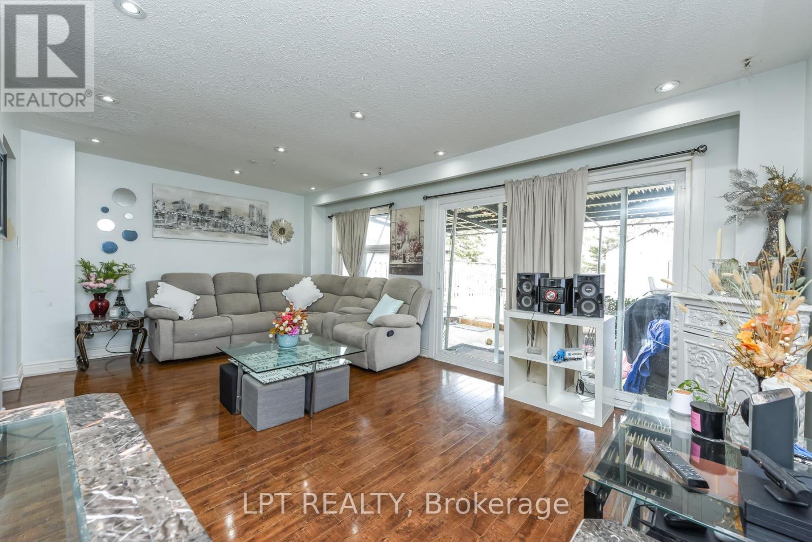7101 Codlin Avenue, Mississauga, ON - Indoor Photo Showing Living Room