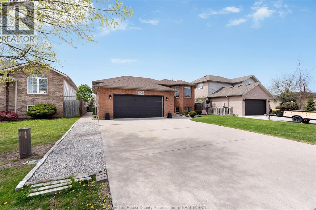 4205 Barton Crescent, Windsor, ON - Outdoor