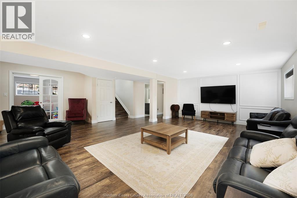 4205 Barton Crescent, Windsor, ON - Indoor Photo Showing Living Room