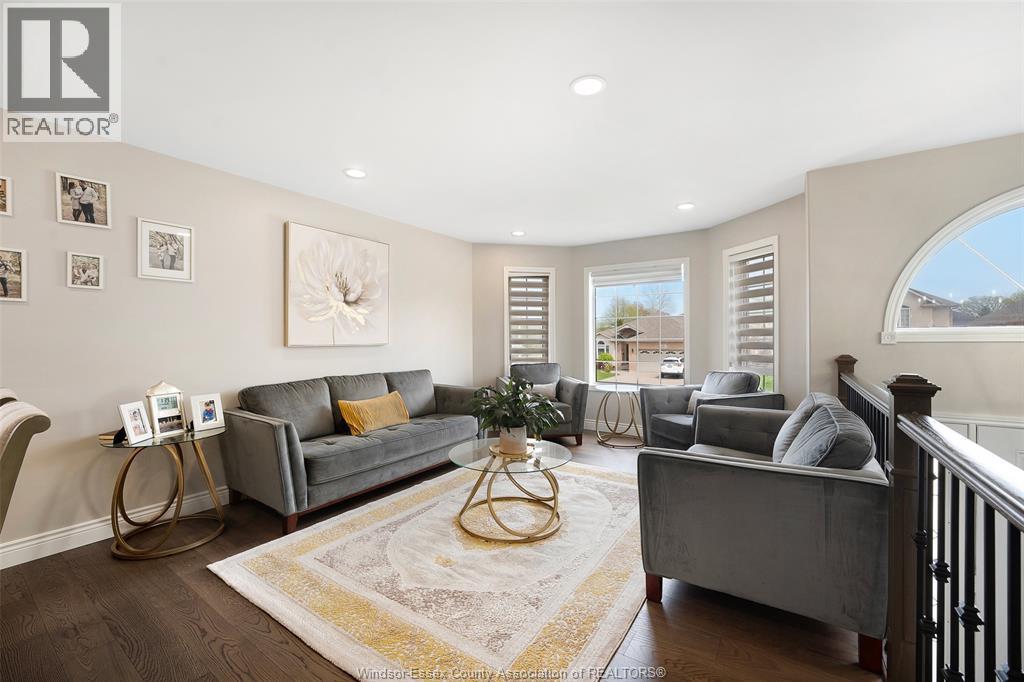 4205 Barton Crescent, Windsor, ON - Indoor Photo Showing Living Room